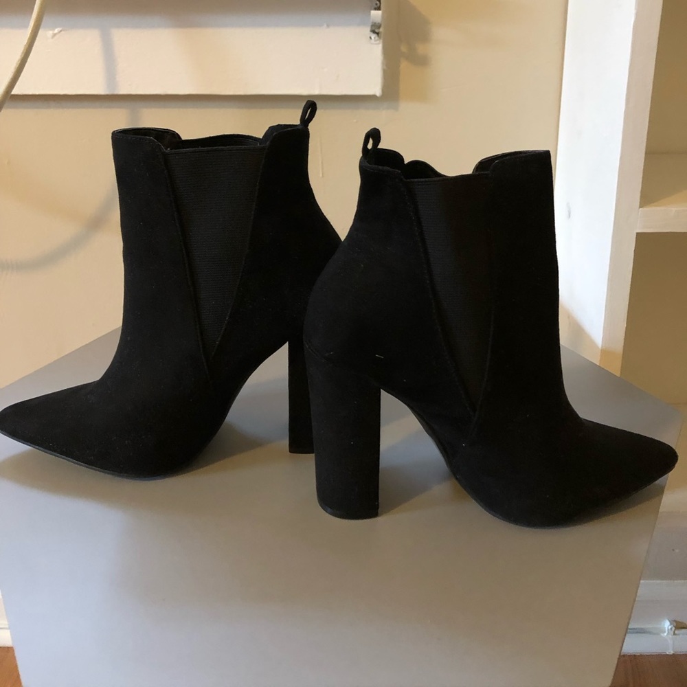 Black boots, high heels. 👌🏼🖤